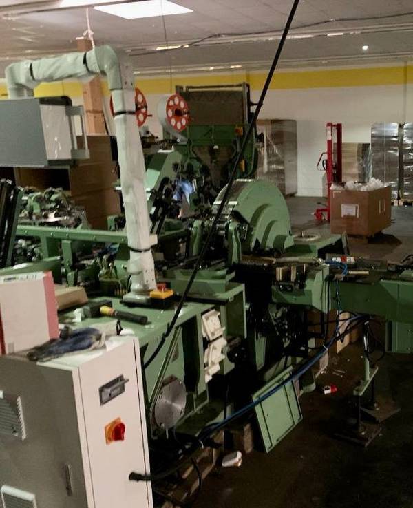 In einem ehemaligen Großmarkt in Iserlohn stehen Maschinen für die illegale Herstellung und Verpackung von Zigaretten. Am 30. Juni 2022 wurde die Fabrik entdeckt.