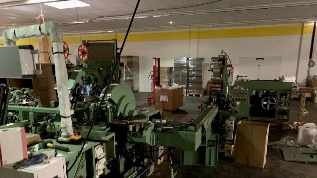 In einem ehemaligen Großmarkt in Iserlohn stehen Maschinen für die illegale Herstellung und Verpackung von Zigaretten. Am 30. Juni 2022 wurde die Fabrik entdeckt.