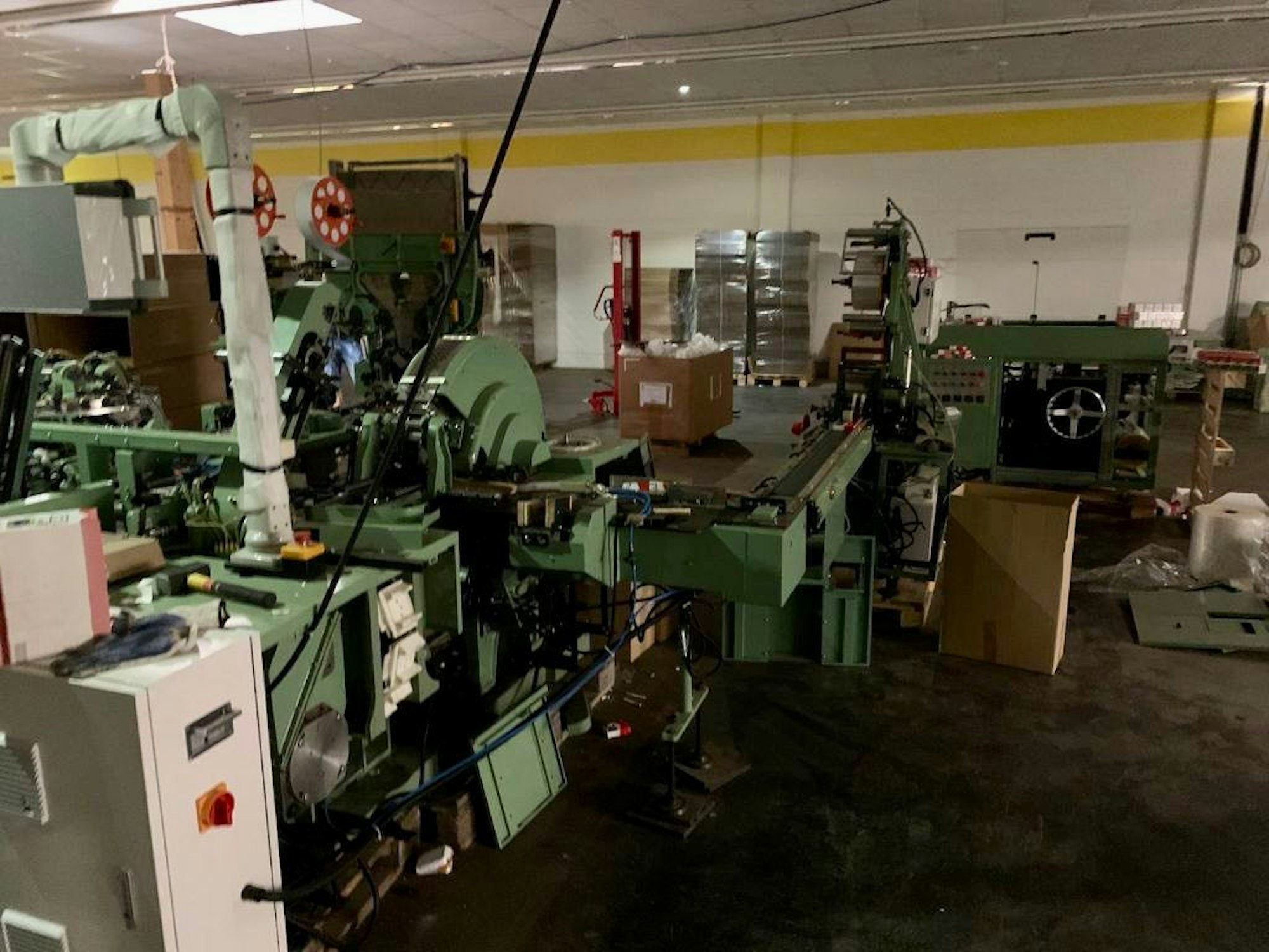 In einem ehemaligen Großmarkt in Iserlohn stehen Maschinen für die illegale Herstellung und Verpackung von Zigaretten. Am 30. Juni 2022 wurde die Fabrik entdeckt.