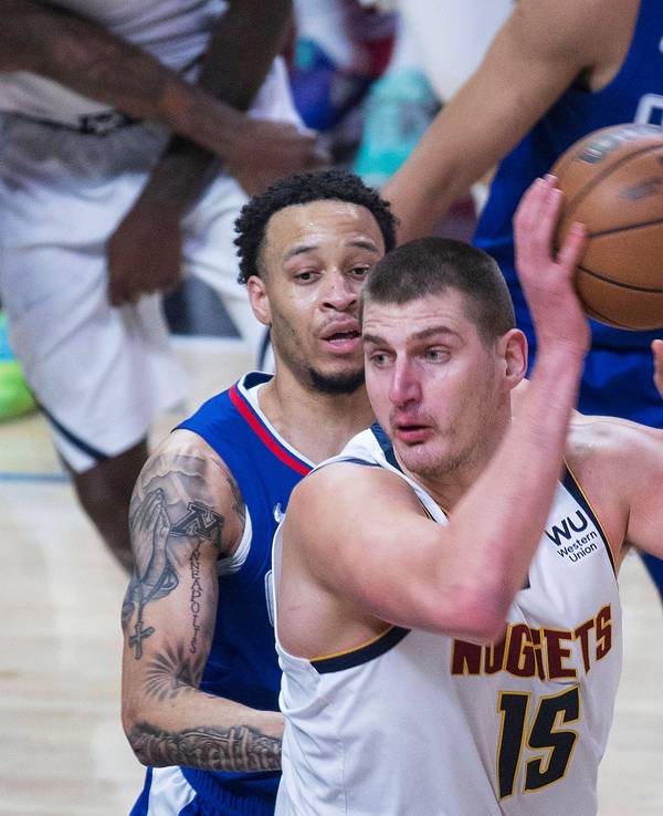 Nikola Jokic behauptet den Ball gegen Amir Coffey