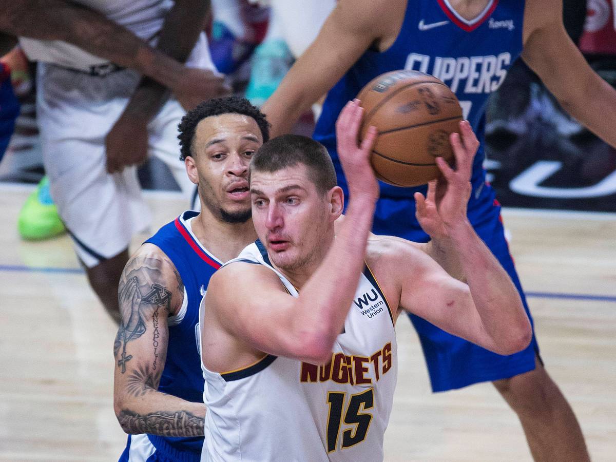 Nikola Jokic behauptet den Ball gegen Amir Coffey