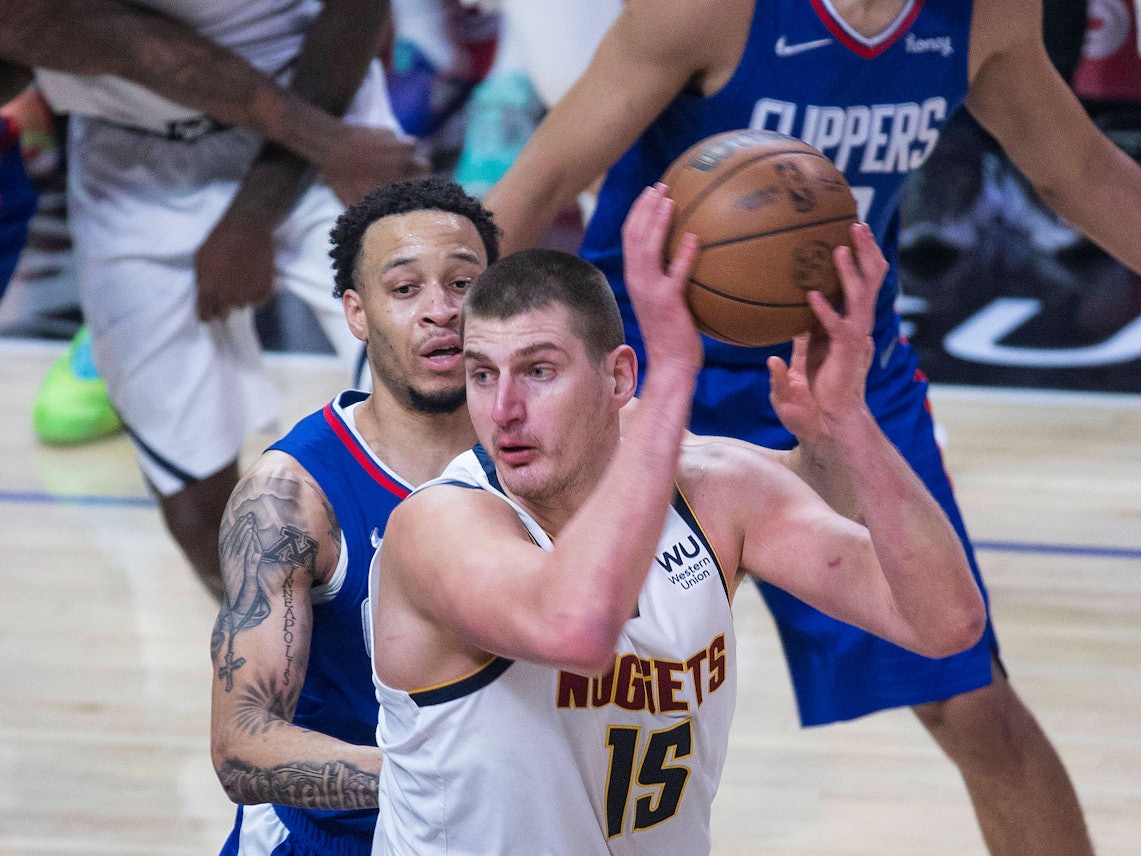 Nikola Jokic behauptet den Ball gegen Amir Coffey