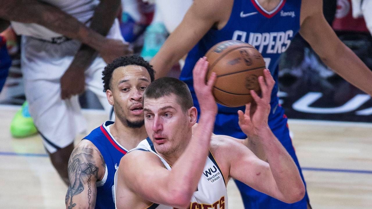 Nikola Jokic behauptet den Ball gegen Amir Coffey