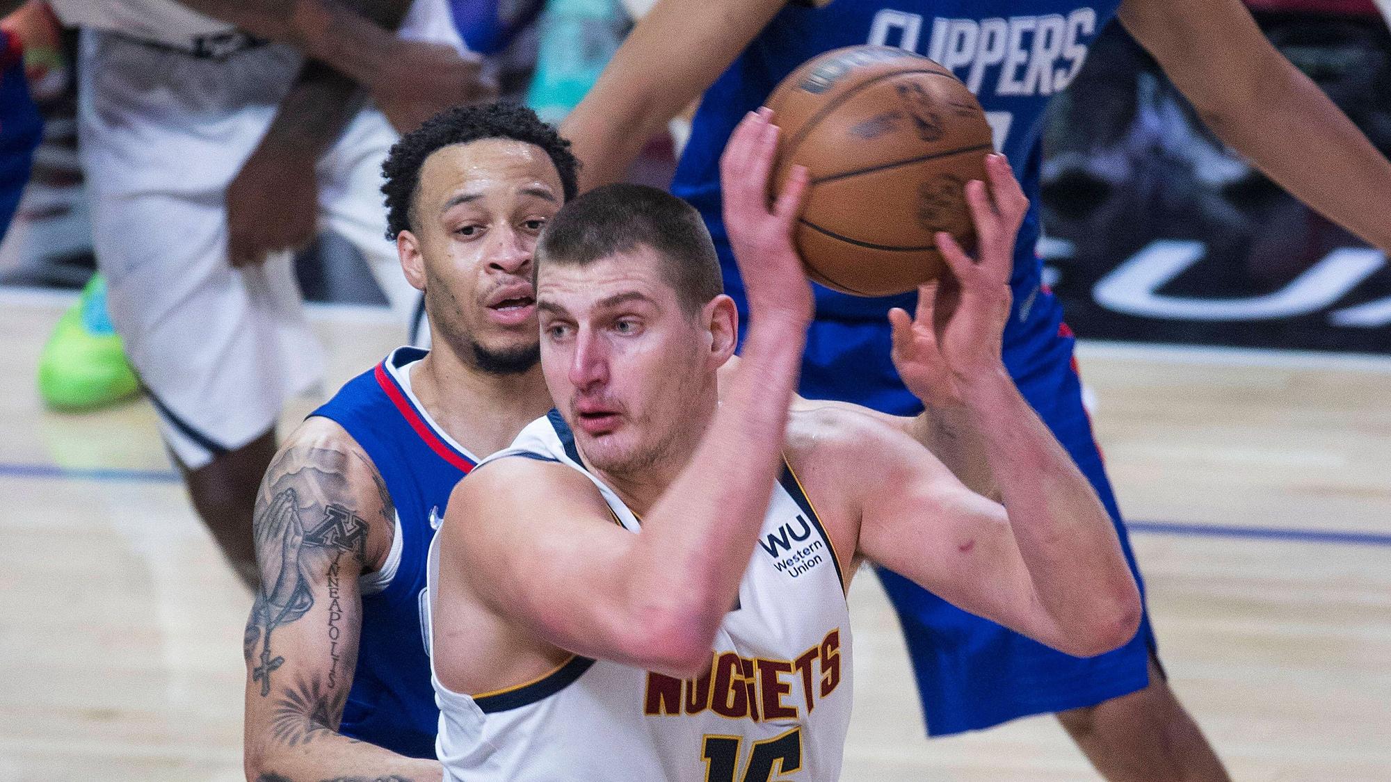 Nikola Jokic behauptet den Ball gegen Amir Coffey