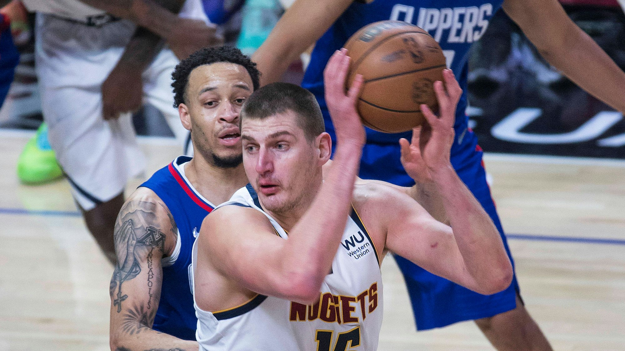 Nikola Jokic behauptet den Ball gegen Amir Coffey