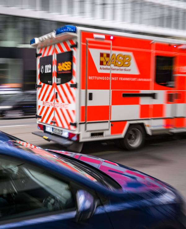 Eine Sechsjährige ist bei einem Unfall in Herne schwer verletzt worden. Unser Symbolbild zeigt einen Rettungswagen, der mit Blaulicht unterwegs ist.