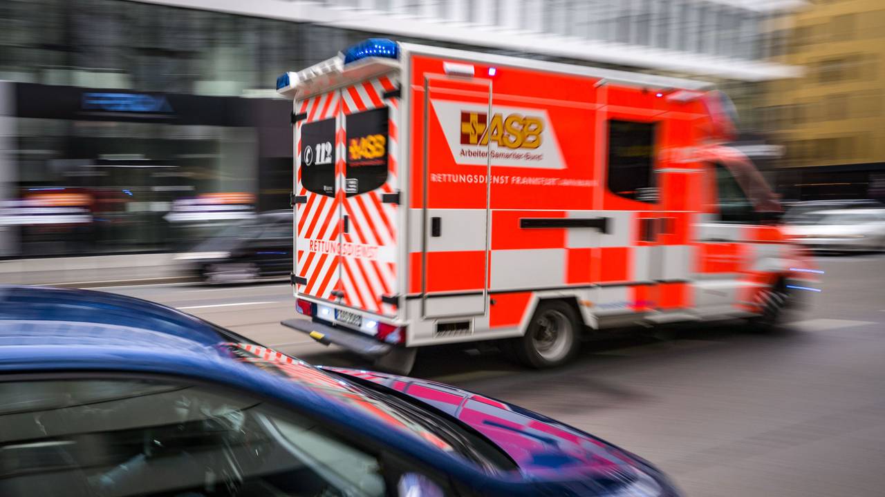 Eine Sechsjährige ist bei einem Unfall in Herne schwer verletzt worden. Unser Symbolbild zeigt einen Rettungswagen, der mit Blaulicht unterwegs ist.