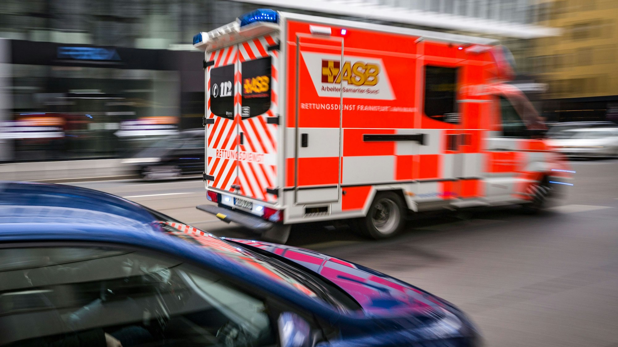 Eine Sechsjährige ist bei einem Unfall in Herne schwer verletzt worden. Unser Symbolbild zeigt einen Rettungswagen, der mit Blaulicht unterwegs ist.