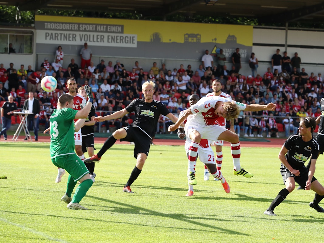 Timo Hübers brachte den 1. FC Köln beim TuS Mondorf am Freitag (1. Juli 2022) in Führung.
