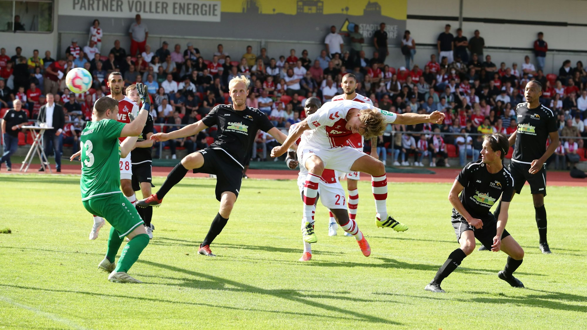 Timo Hübers brachte den 1. FC Köln beim TuS Mondorf am Freitag (1. Juli 2022) in Führung.