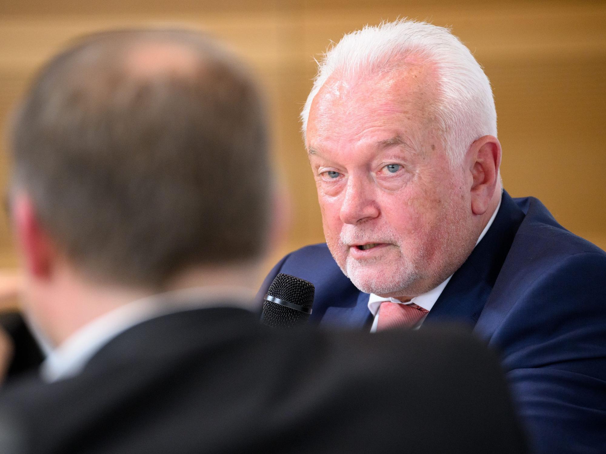 FDP-Vize Wolfgang Kubicki fordert die Entlassung von RKI-Chef Lothar Wieler als Verantwortlichen der Misere. Das Foto vom 1. Juni 2022 zeigt Kubicki (r.) im Gespräch mit Lutz Schumacher, Geschäftsführer der Schwäbischen Zeitung.