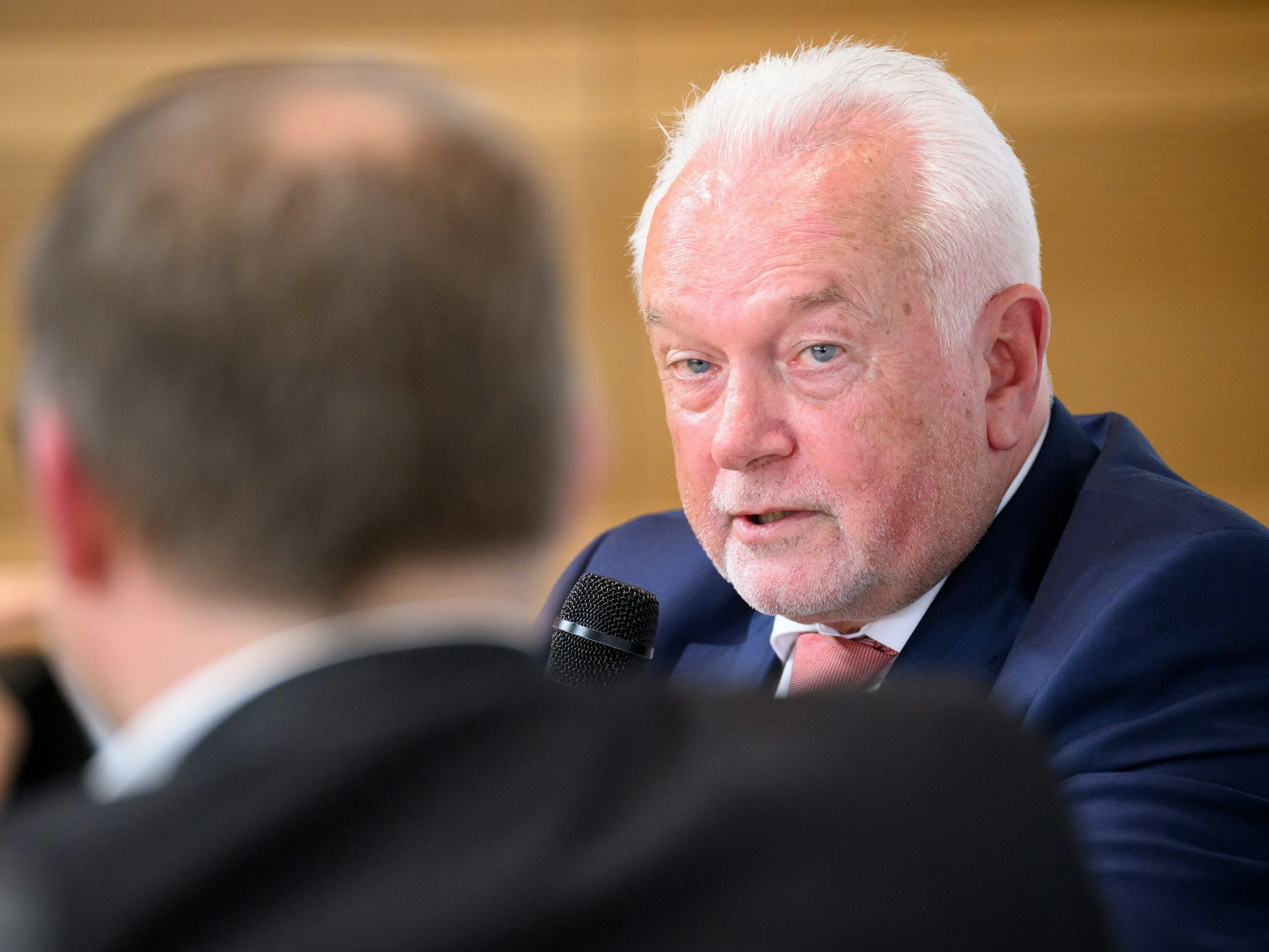 FDP-Vize Wolfgang Kubicki fordert die Entlassung von RKI-Chef Lothar Wieler als Verantwortlichen der Misere. Das Foto vom 1. Juni 2022 zeigt Kubicki (r.) im Gespräch mit Lutz Schumacher, Geschäftsführer der Schwäbischen Zeitung.