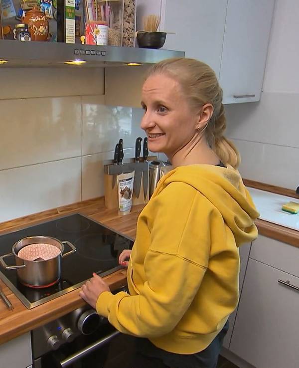 „Das perfekte Dinner“: Sarah ist wohl die erste Gastgeberin, die ihre Schokolade selbst herstellt.