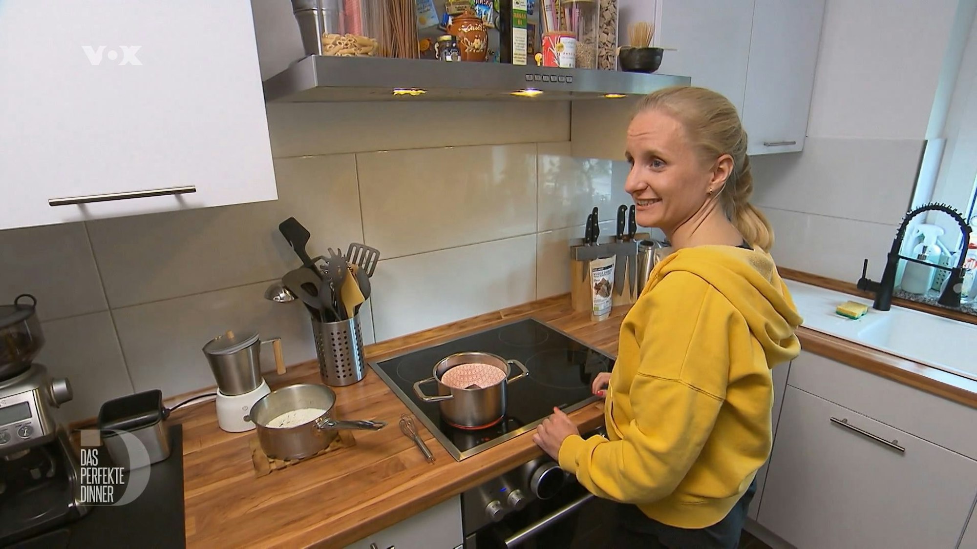 „Das perfekte Dinner“: Sarah ist wohl die erste Gastgeberin, die ihre Schokolade selbst herstellt.