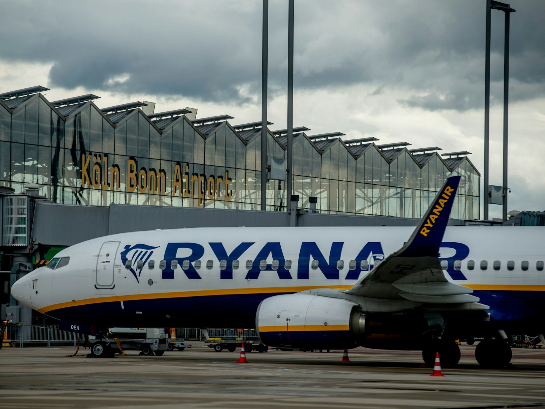 Eine Maschine der Ryanair Flotte steht vor dem Terminal des Flughafens Köln/Bonn.