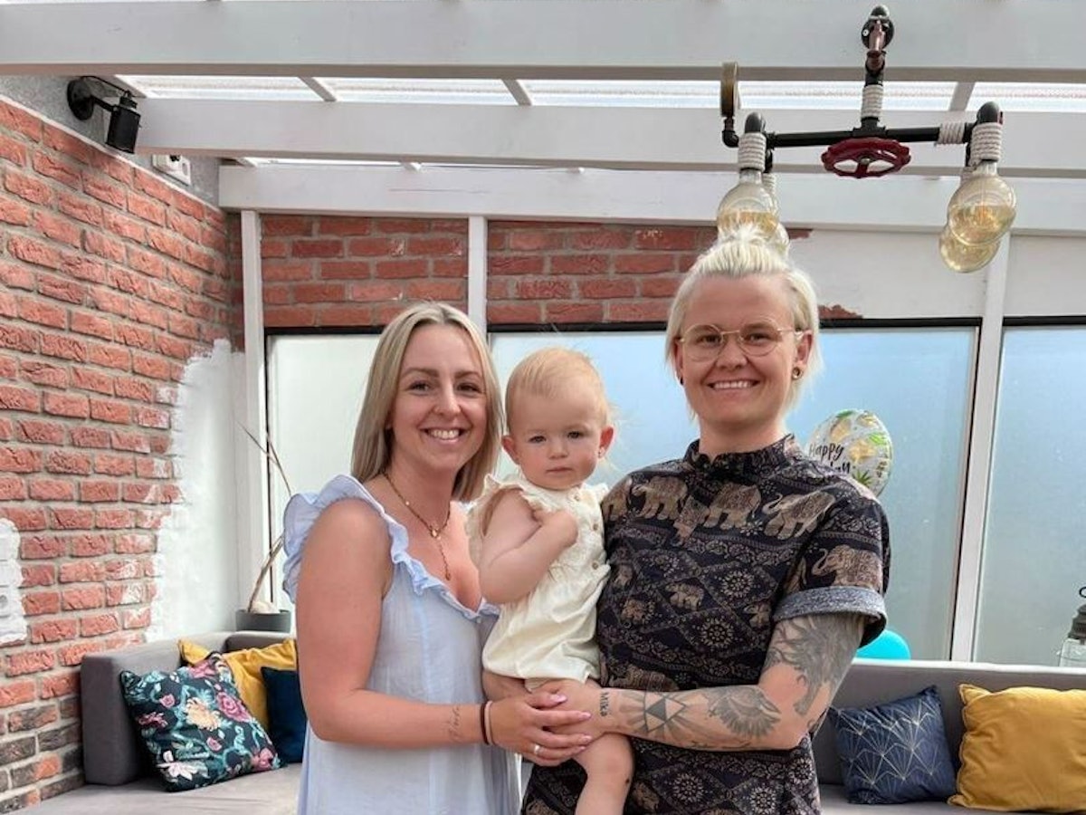 Influencerin „ida.einfach“ mit ihrer Familie, ihrer Ehefrau und dem gemeinsamen Kind.