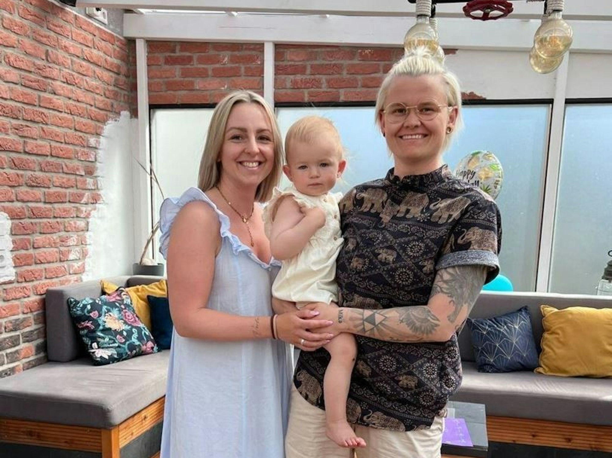 Influencerin „ida.einfach“ mit ihrer Familie, ihrer Ehefrau und dem gemeinsamen Kind.
