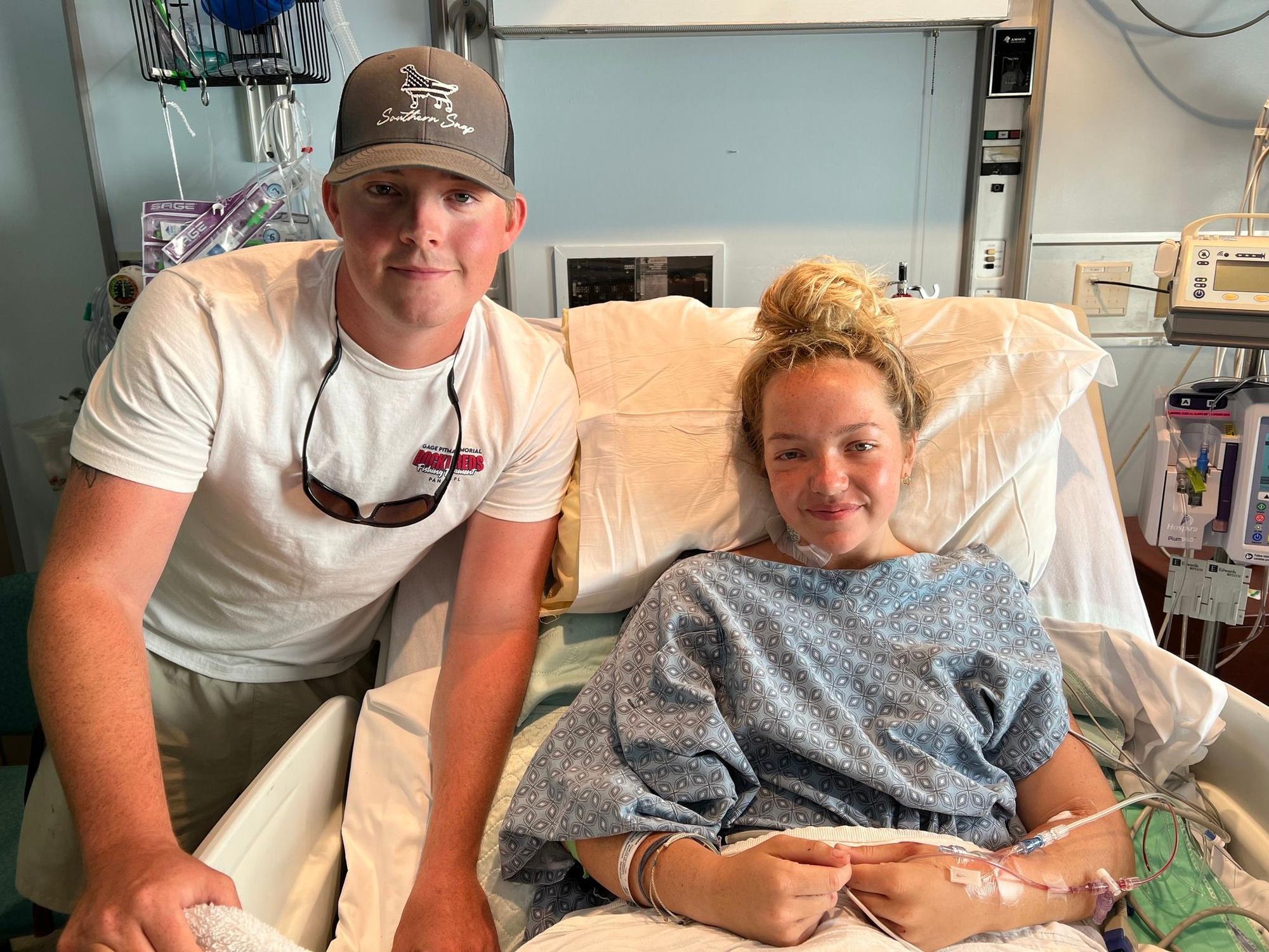 Addison Bethea, hier mit ihrem Bruder Rhett Willingham, muss nach einem Hai-Angriff weiter im Krankenhaus behandelt werden.