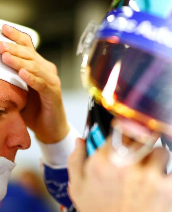 Enttäuschung für Mick Schumacher beim Qualifying der Formel 1 in Silverstone, der sich genervt an die Stirn fasst.