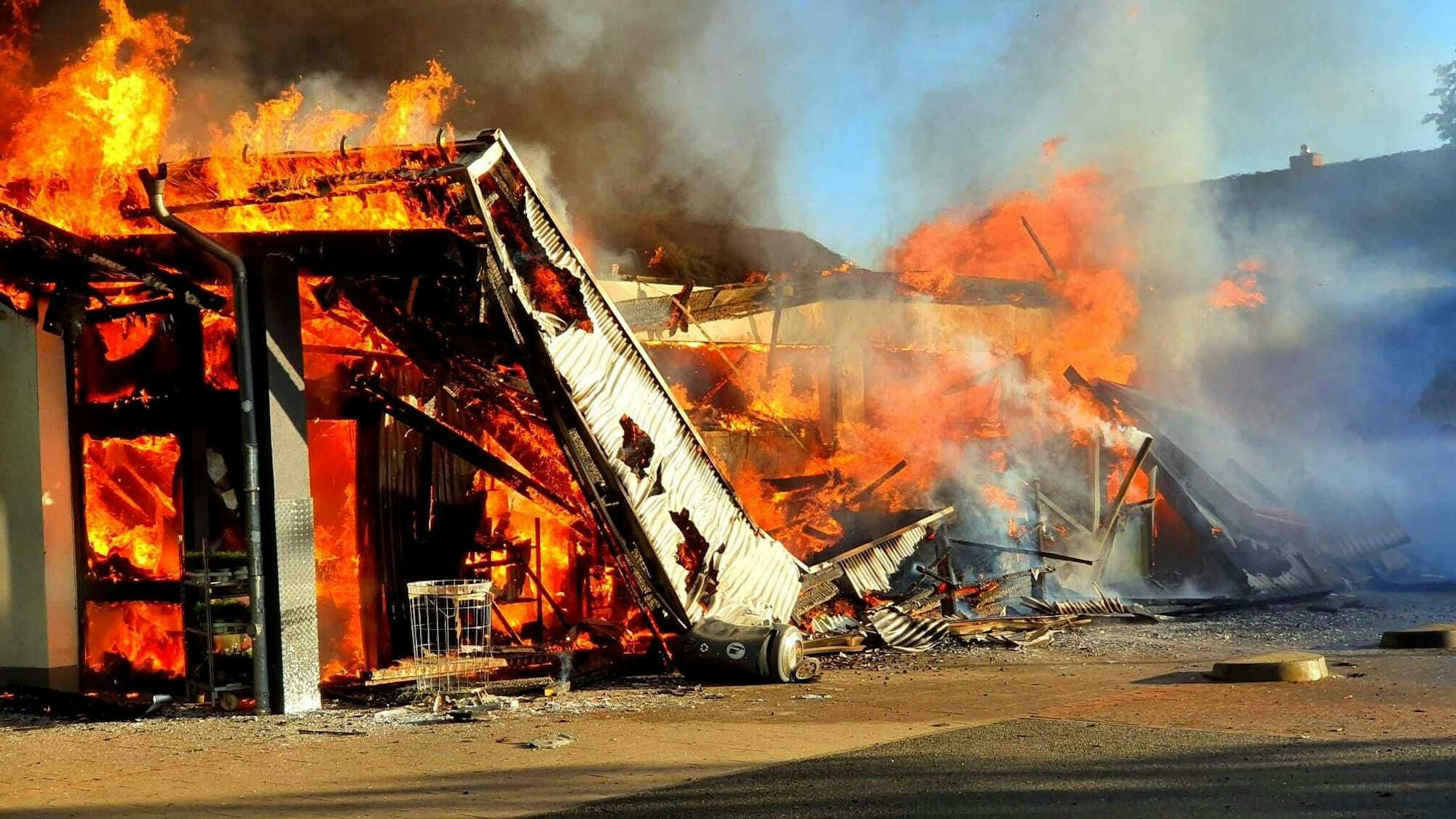 Flammen schlagen aus einem brennenden Supermarkt in Rüsselsheim am Main. Der Supermarkt war am Samstagabend niedergebrannt. Die Polizei geht von einem Millionenschaden aus. Die Brandursache war noch unklar.