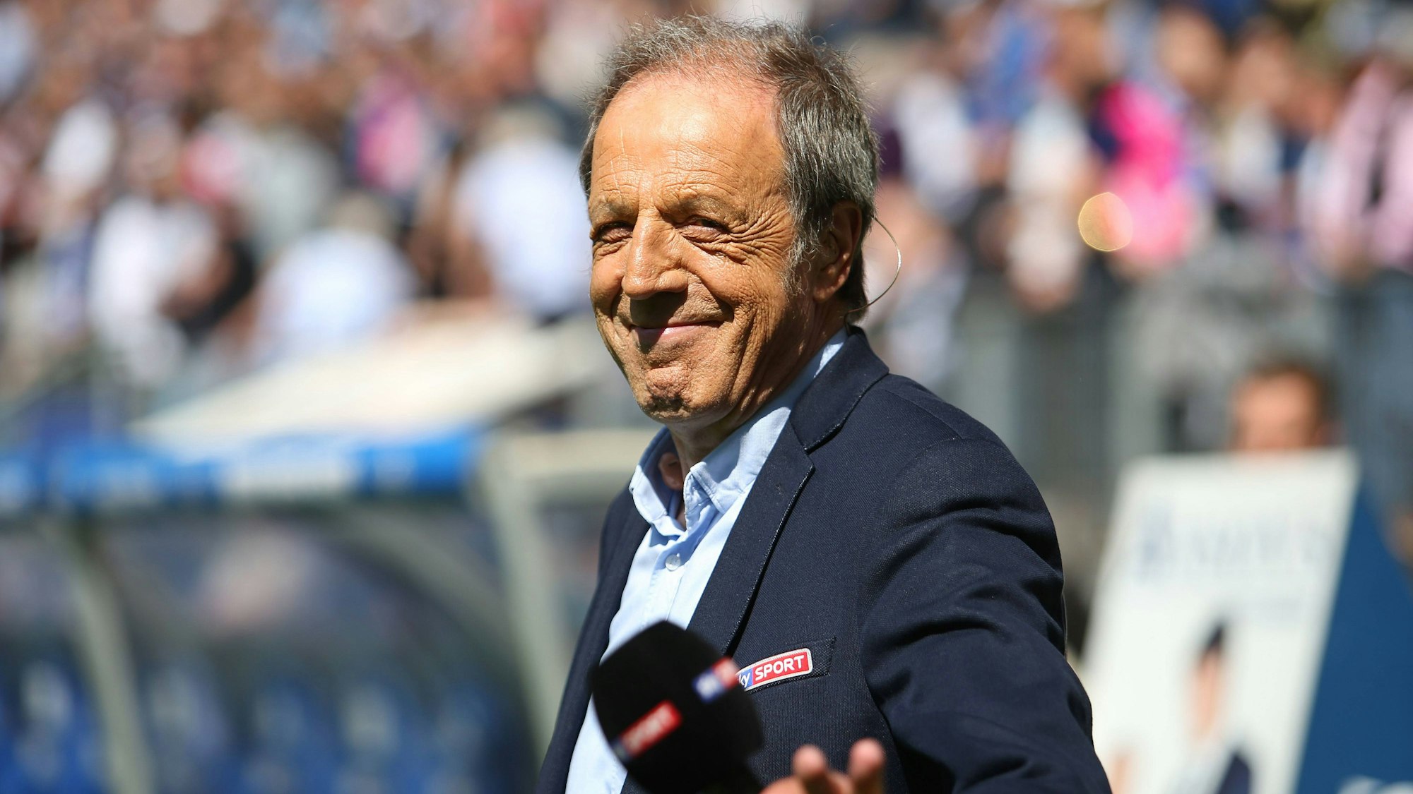 Rolf Fuhrmann beim TV-Einsatz für Sky im Bundesliga-Spiel zwischen dem HSV und dem VfL Wolfsburg