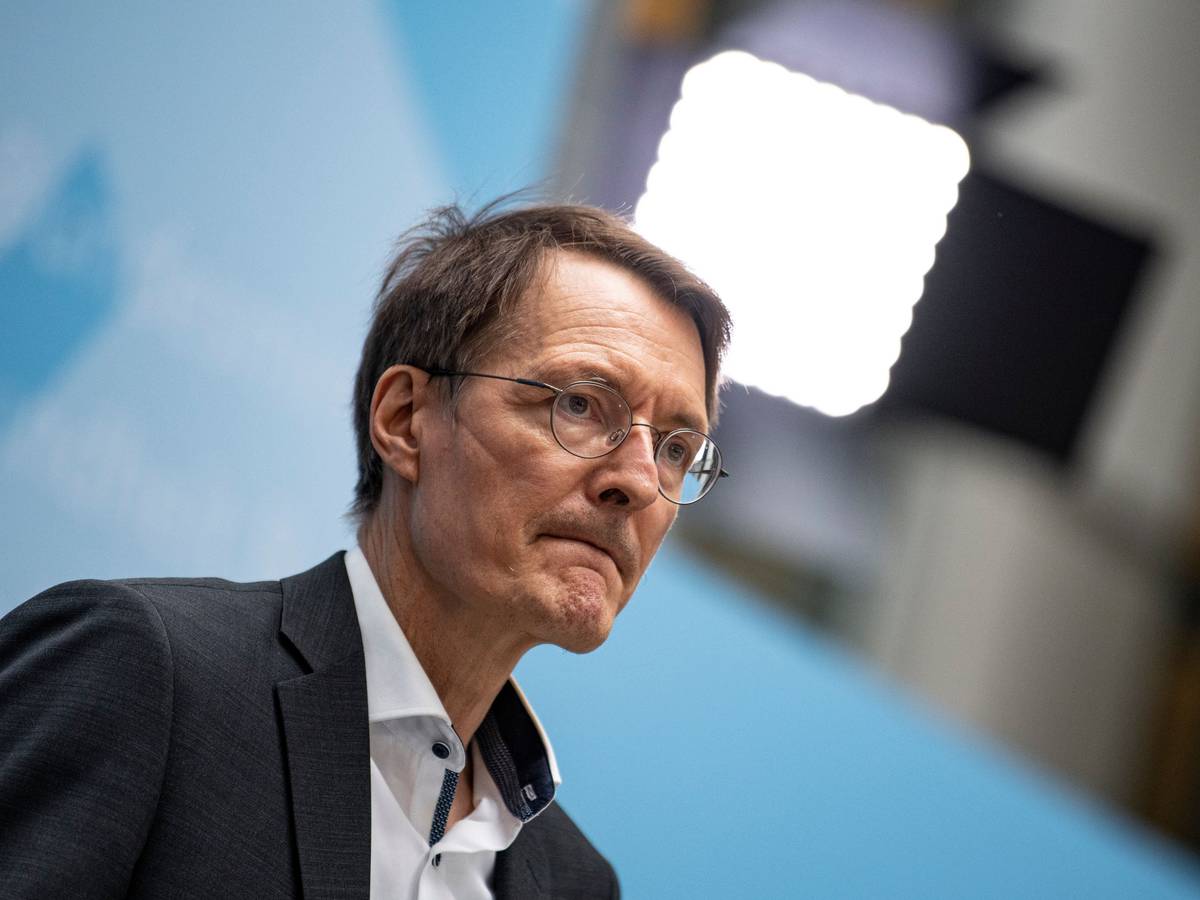 Karl Lauterbach (SPD), Bundesminister für Gesundheit, spricht auf einer Pressekonferenz zum Evaluationsbericht des IfSG.