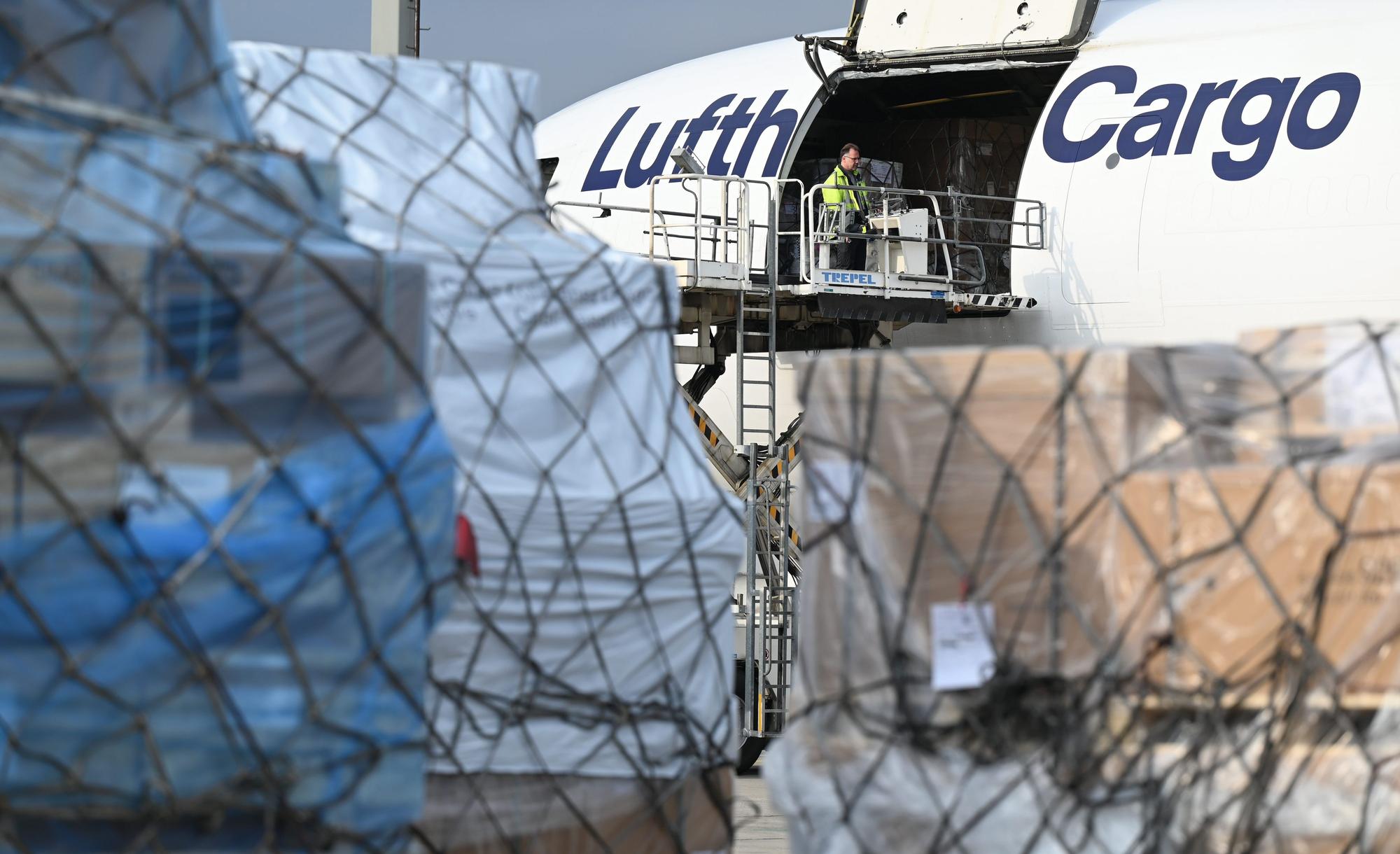 Eine MD-11 der Lufthansa Cargo wird am 27. November 2020 auf dem Vorfeld des Frankfurter Flughafens beladen.