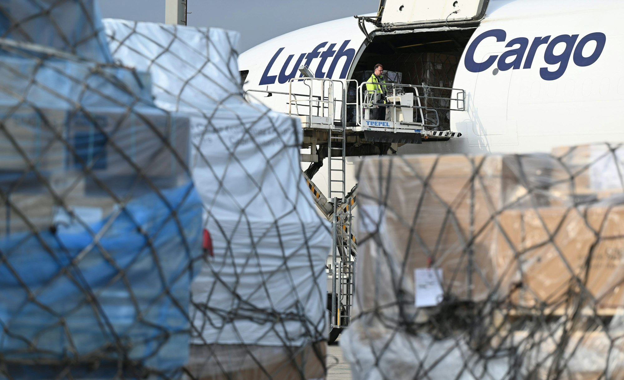 Eine MD-11 der Lufthansa Cargo wird am 27. November 2020 auf dem Vorfeld des Frankfurter Flughafens beladen.