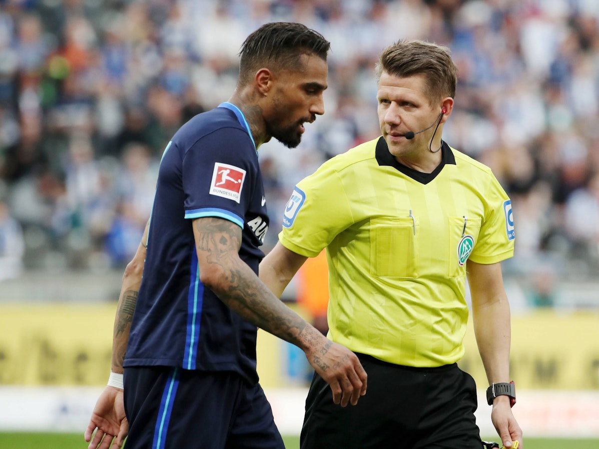Schiedsrichter Patrick Ittrich mit Kevin Prince Boateng.