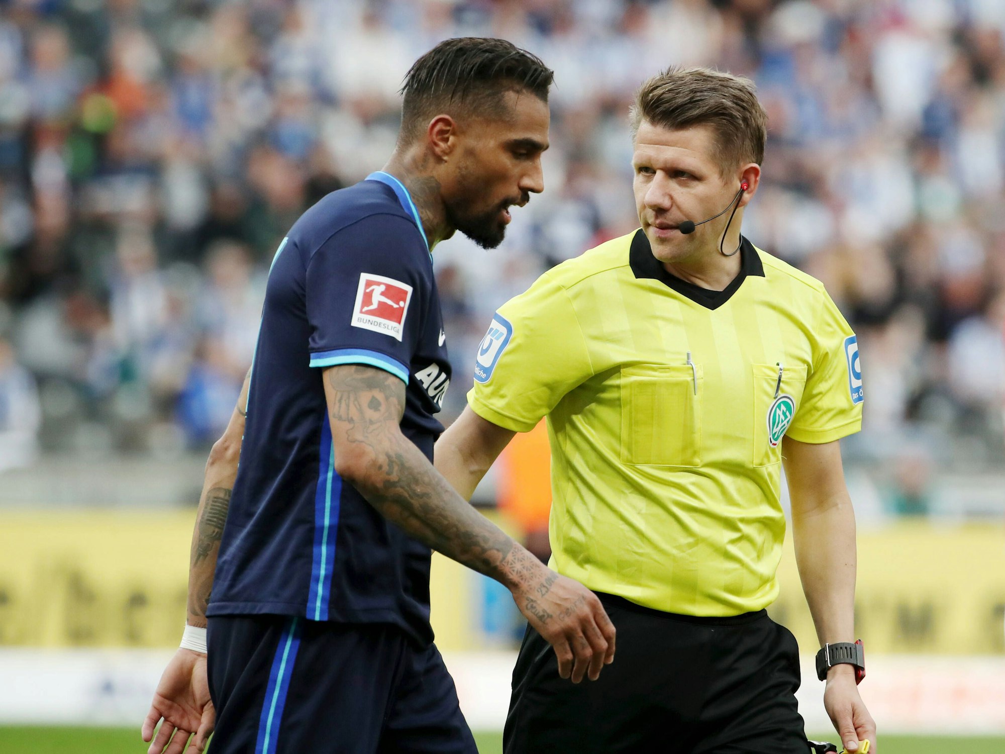 Schiedsrichter Patrick Ittrich mit Kevin Prince Boateng.
