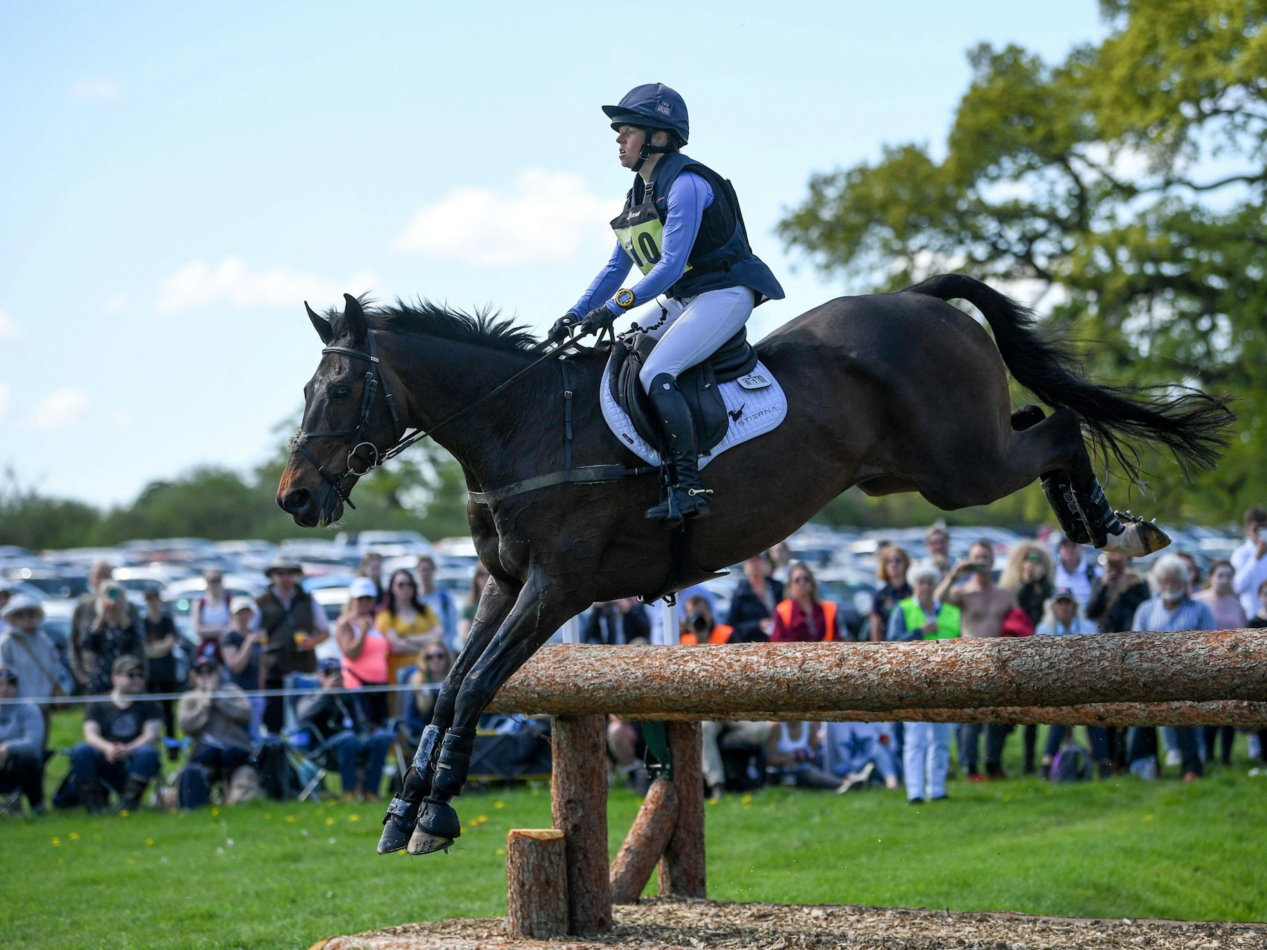 Rosalind Canter überspringt auf Allstar ein Hindernis.