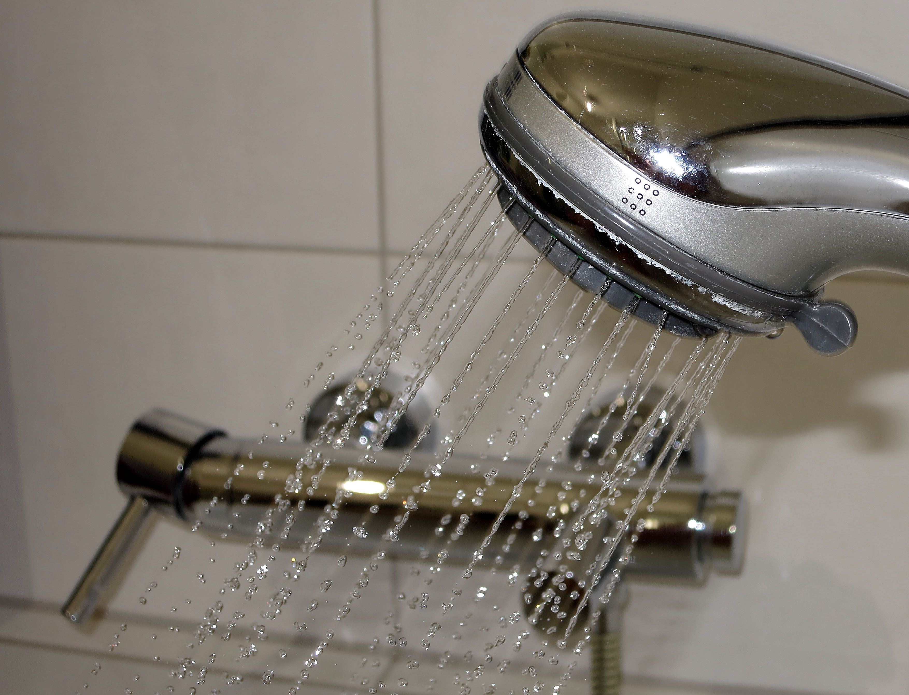 Wasser perlt am 29.04.2015 in Köln (Nordrhein-Westfalen) in einem Badezimmer aus einer Dusche.