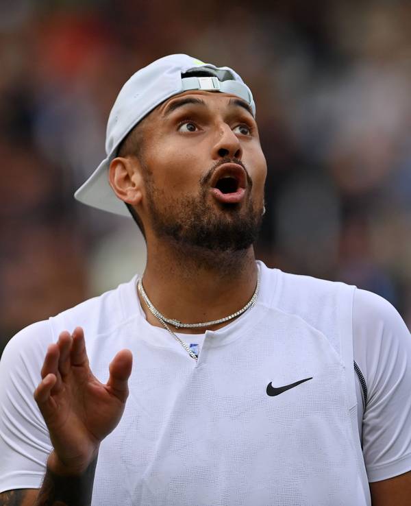 Nick Kyrgios diskutiert mit dem Schiedsrichter in Wimbledon