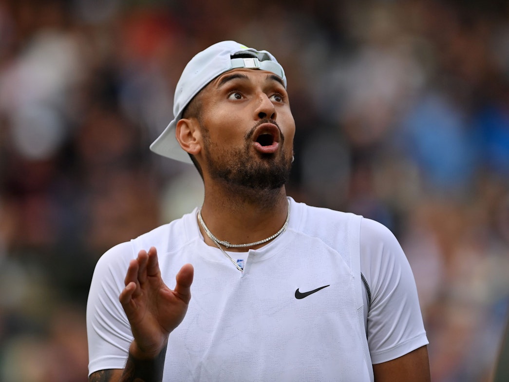 Nick Kyrgios diskutiert mit dem Schiedsrichter in Wimbledon