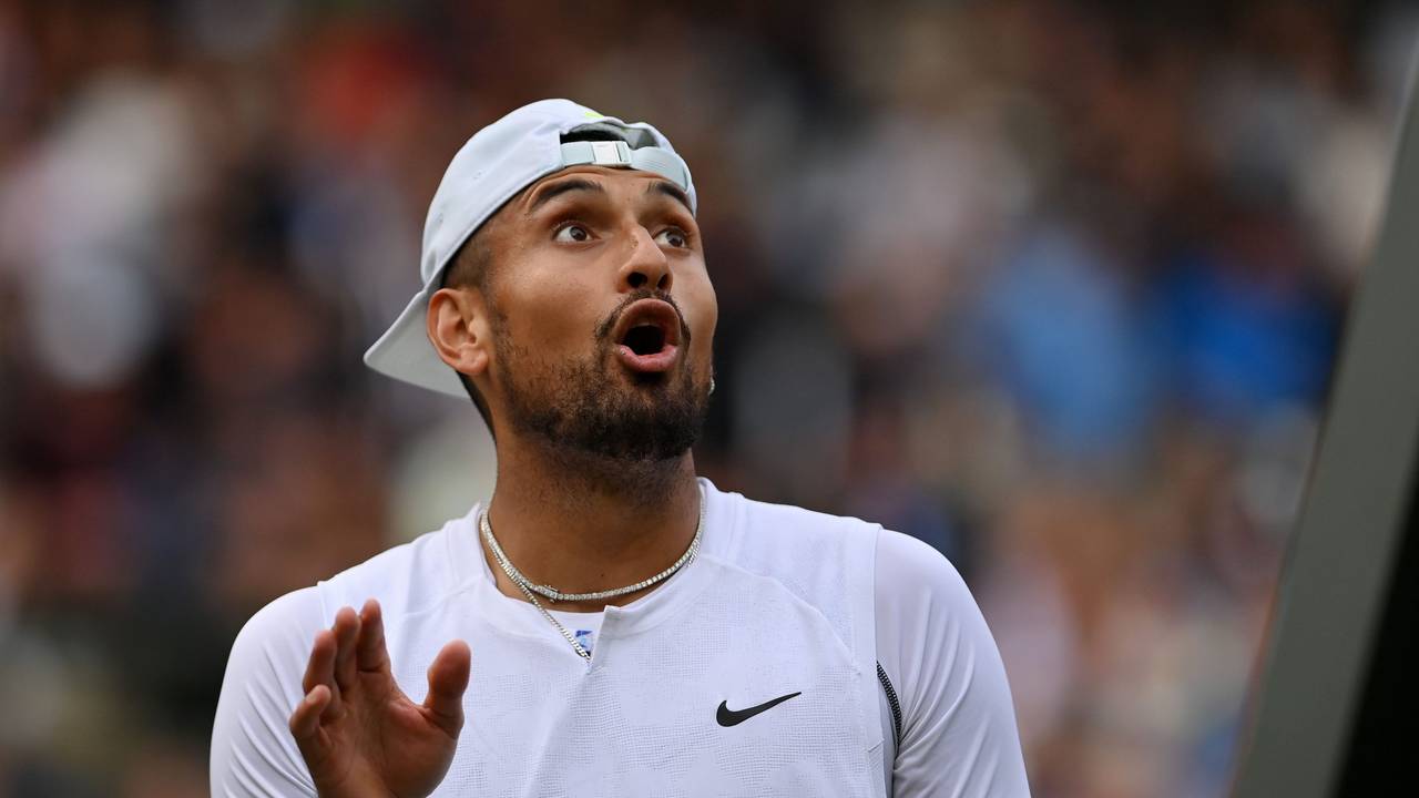 Nick Kyrgios diskutiert mit dem Schiedsrichter in Wimbledon
