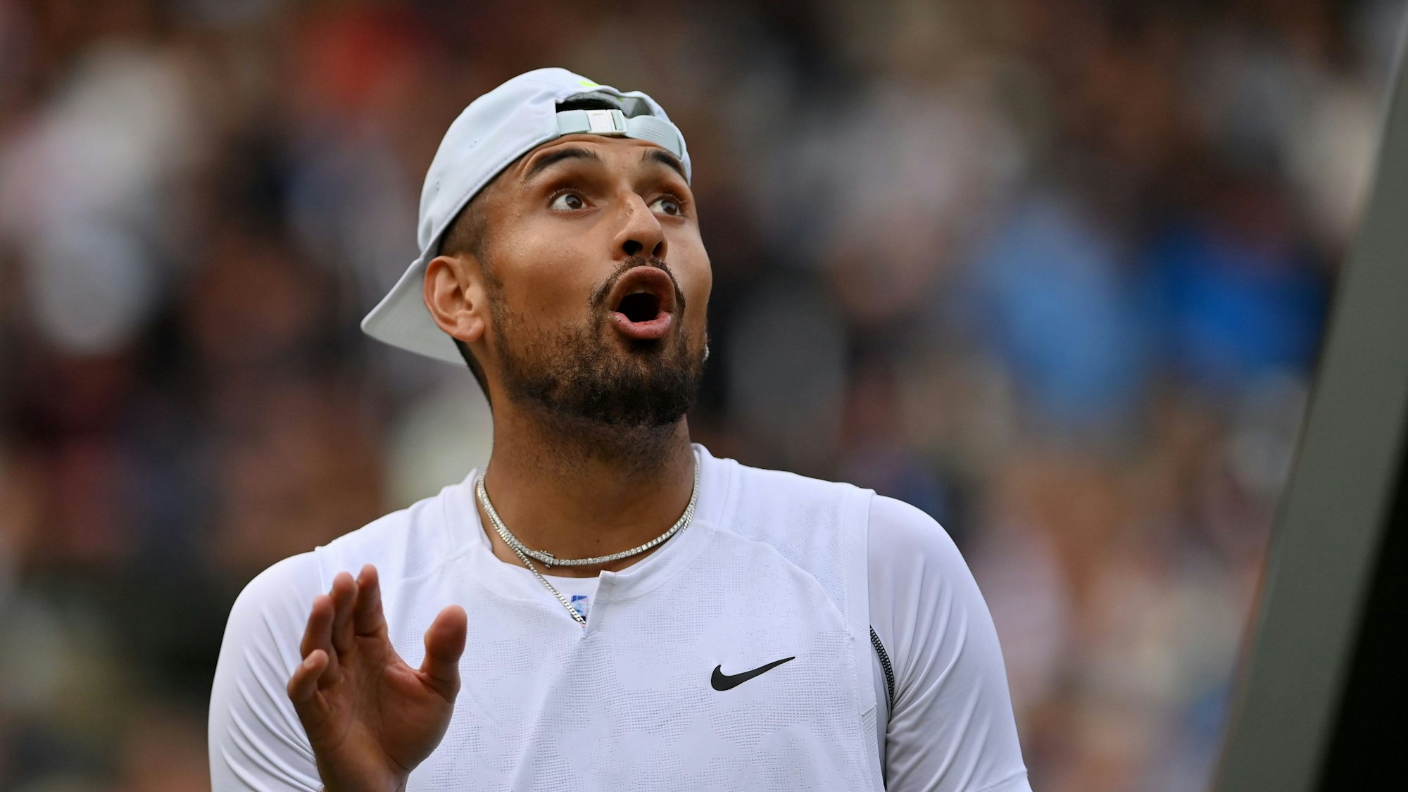 Nick Kyrgios diskutiert mit dem Schiedsrichter in Wimbledon