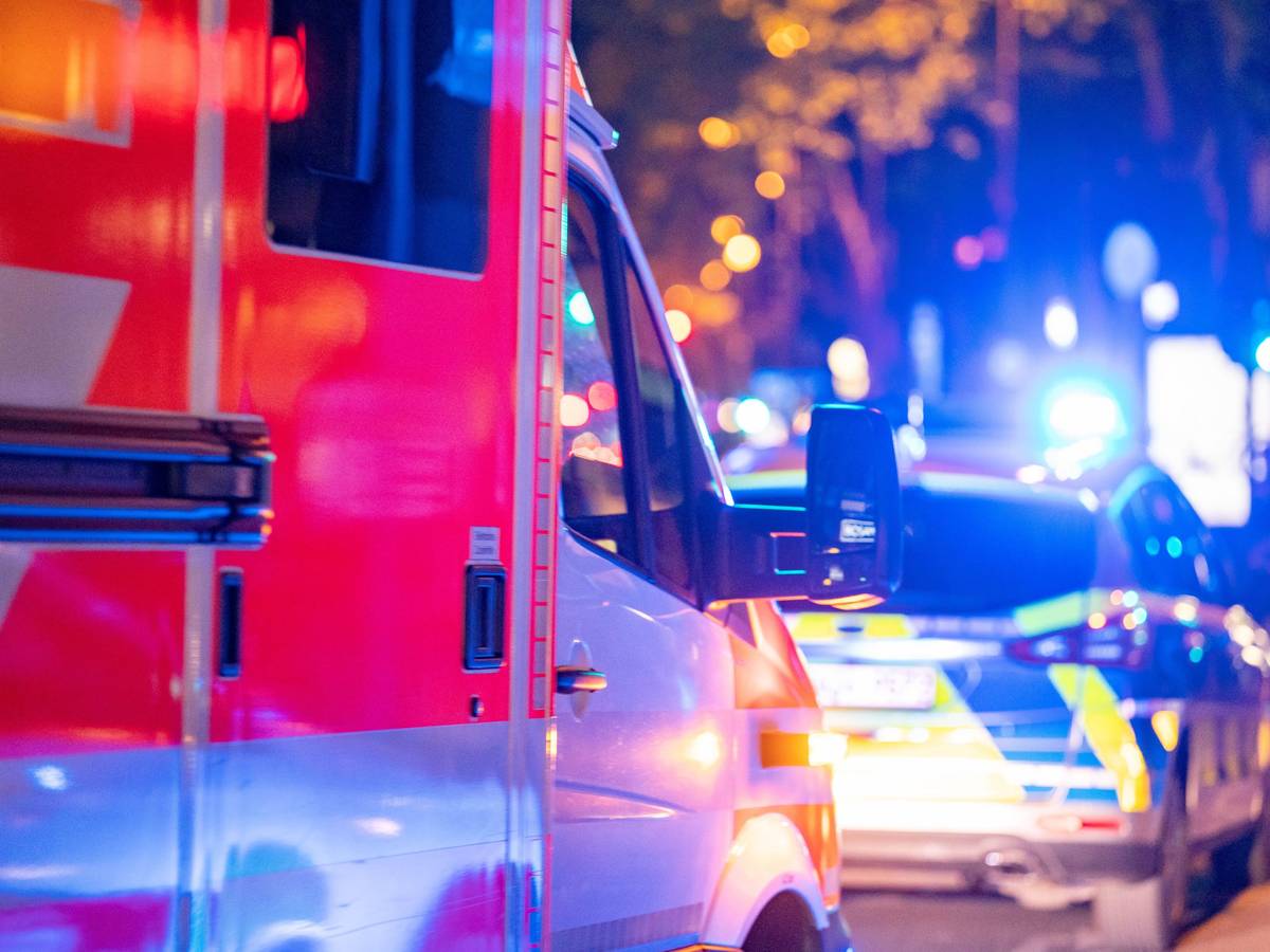Die Polizei und ein Rettungswagen sind auf den Ringen im Einsatz.