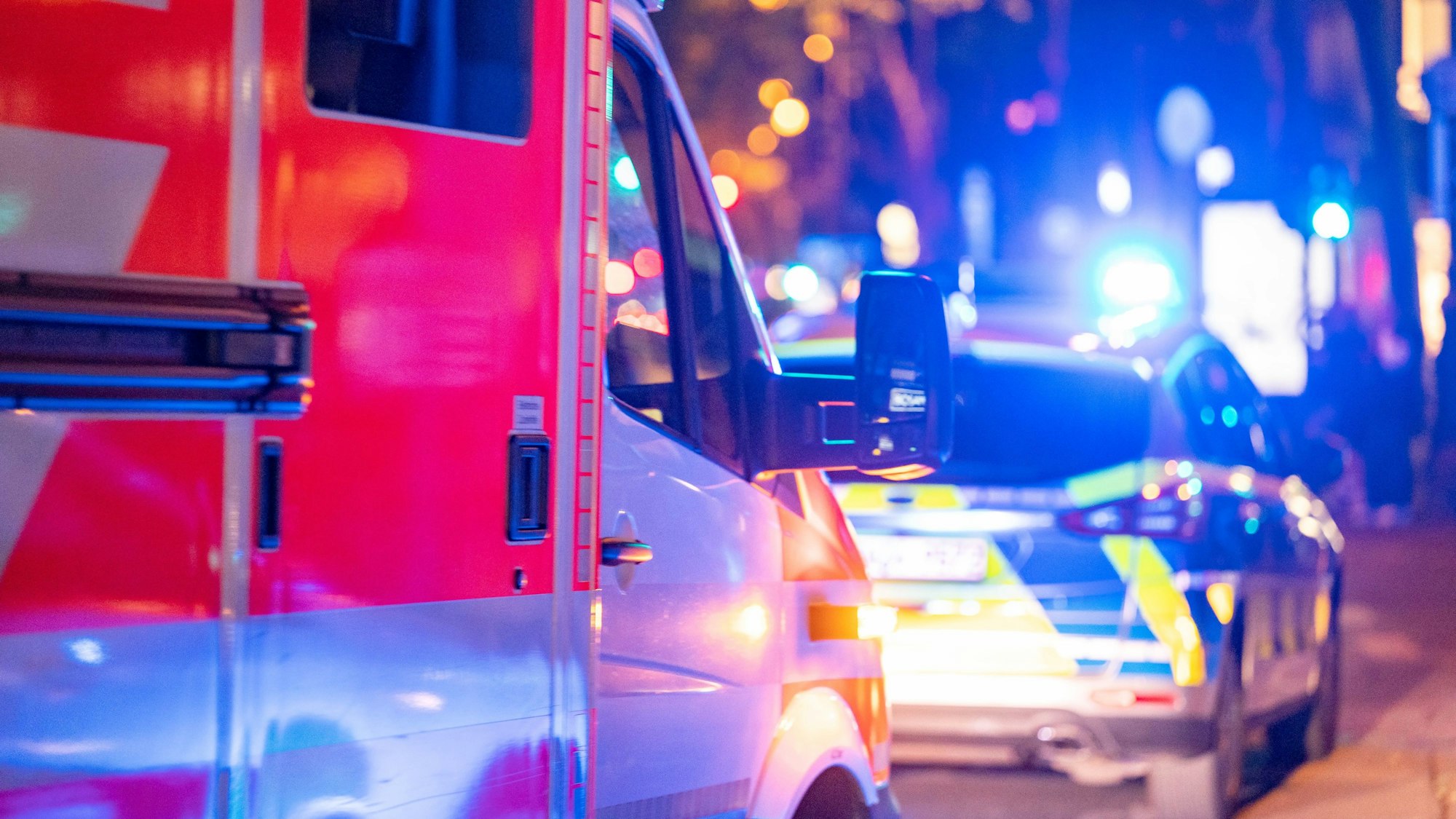 Ein Streifen- und ein Rettungswagen stehen auf den Kölner Ringen.