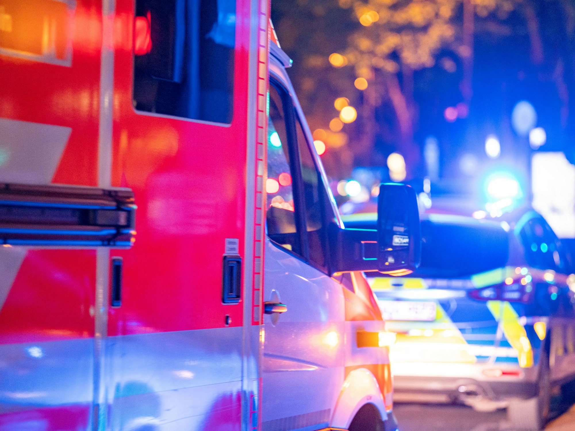 Die Polizei und ein Rettungswagen sind auf den Ringen im Einsatz.