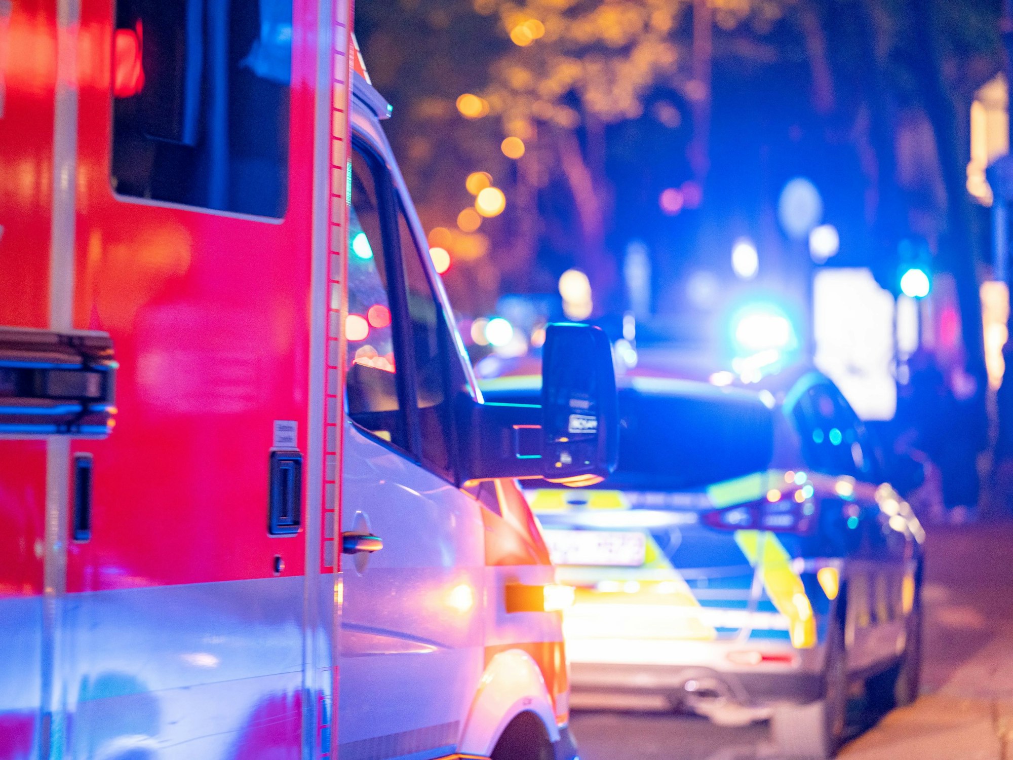 Ein Polizeifahrzeug und ein Rettungswagen stehen auf en Kölner Ringen.