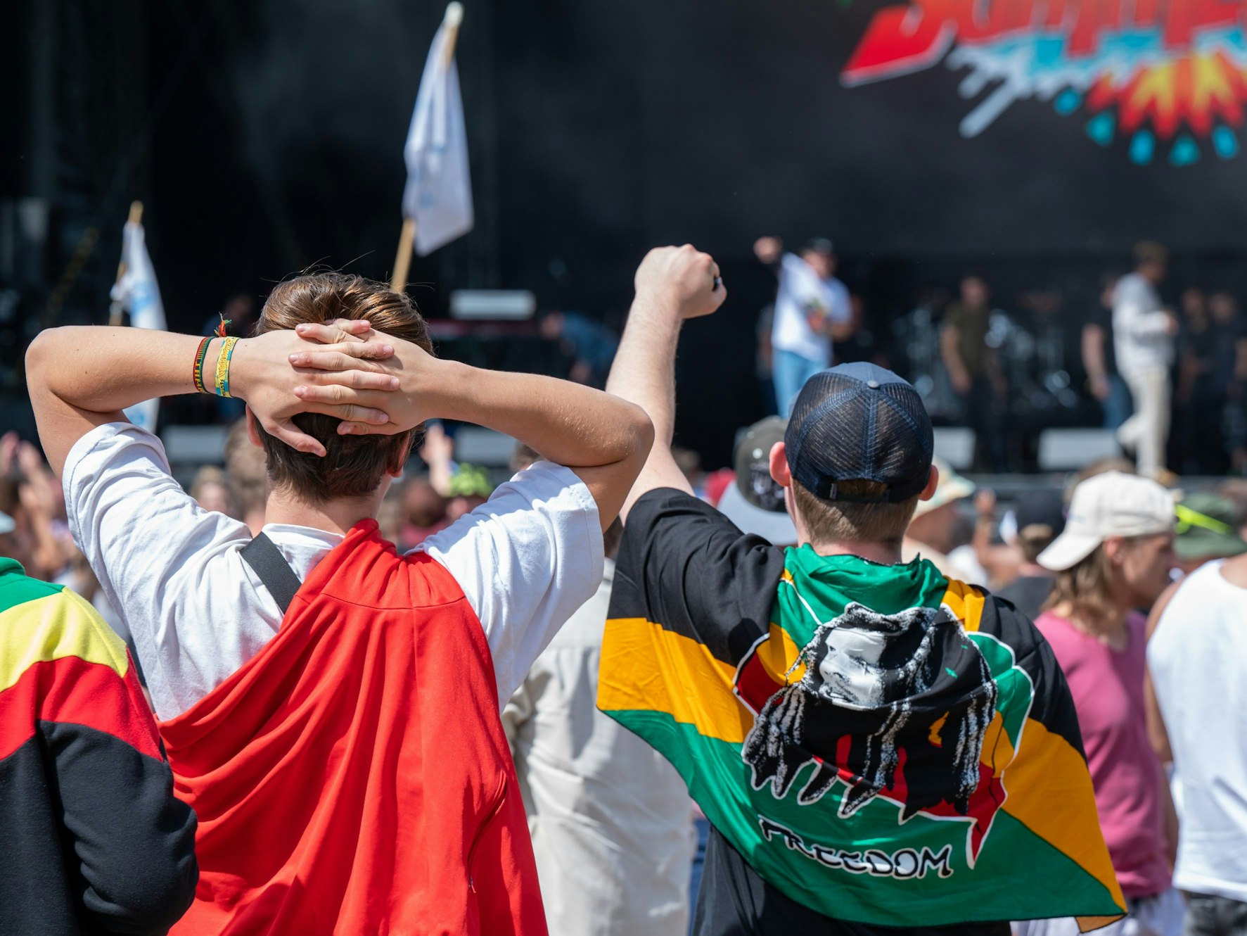 Fans feiern vor der Konzertbühne. Beim Summerjam Festival treffen sich Reggae-Fans am Fühlinger See.