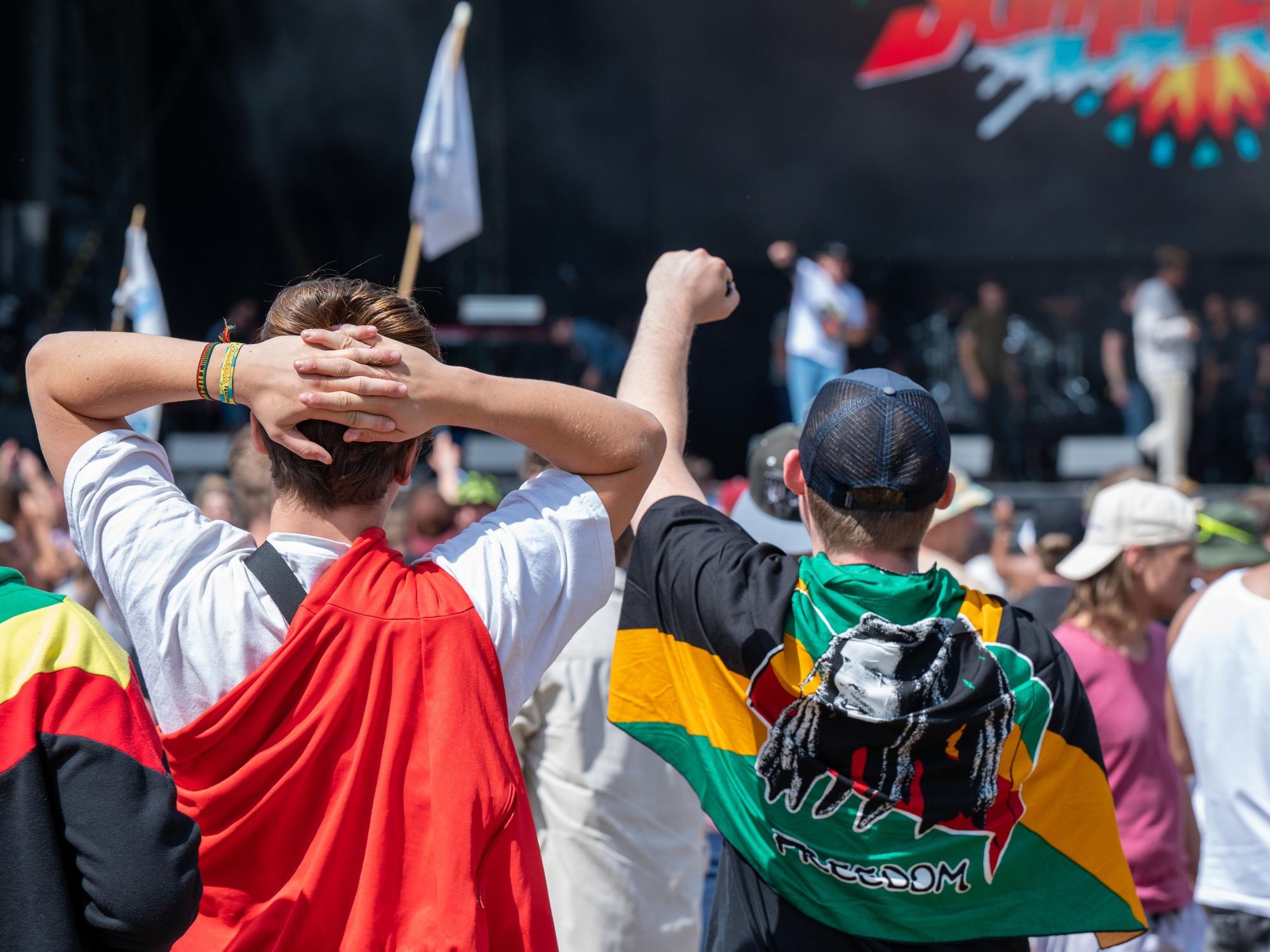 Fans feiern vor der Konzertbühne. Beim Summerjam Festival treffen sich Reggae-Fans am Fühlinger See.