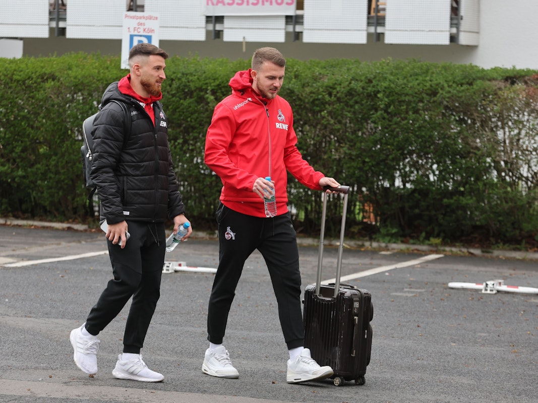 Salih Özcan (l.) und Jannes Horn während ihrer gemeinsamen Zeit am Geißbockheim, hier am 1. April 2022 bei der Abfahrt zum Auswärtsspiel bei Union Berlin