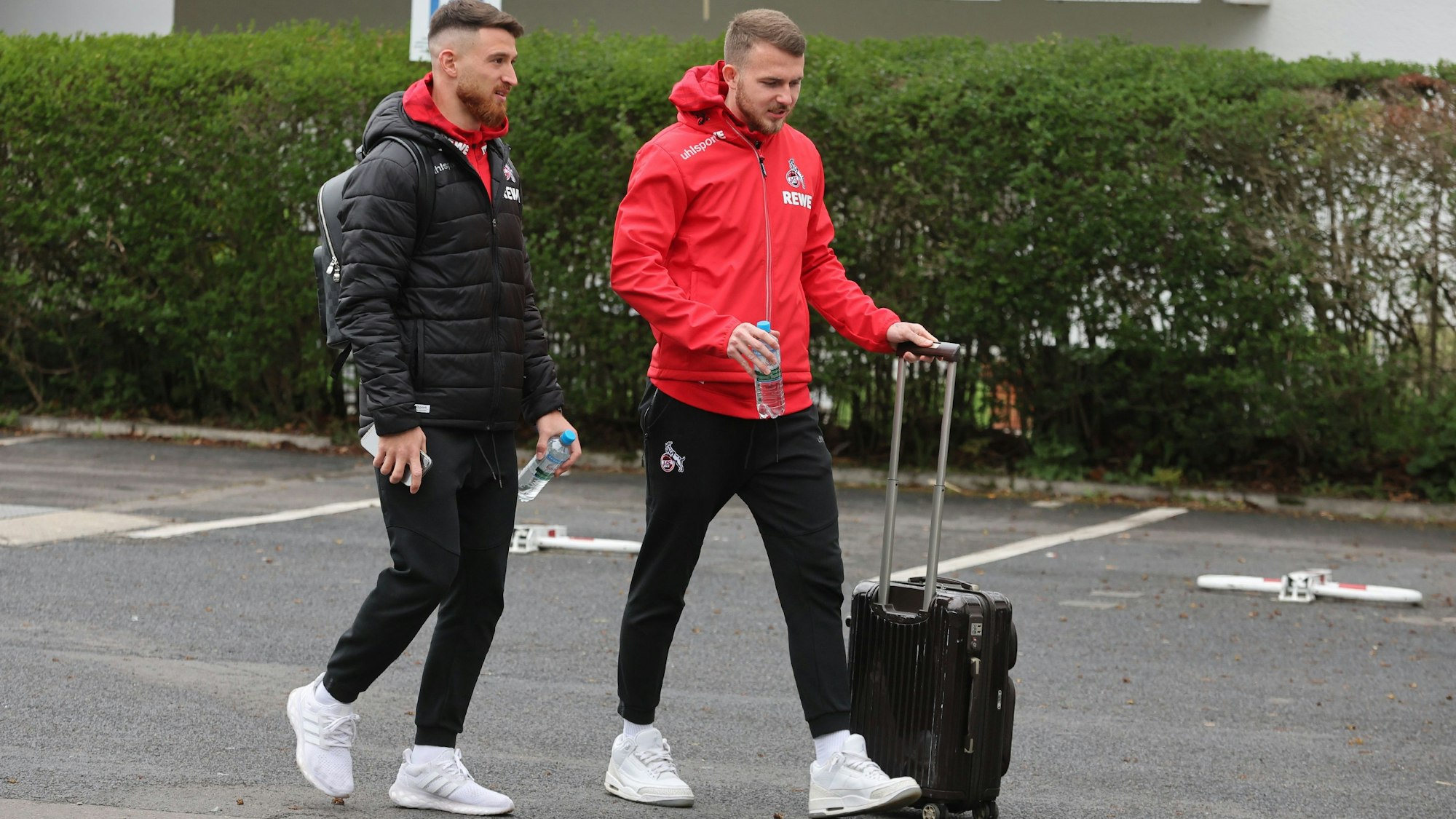 Salih Özcan (l.) und Jannes Horn während ihrer gemeinsamen Zeit am Geißbockheim, hier am 1. April 2022 bei der Abfahrt zum Auswärtsspiel bei Union Berlin