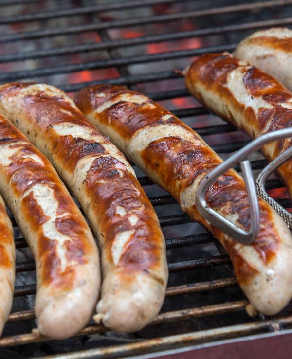 Der Bratwurst-Test hat ein ernüchterndes Ergebnis. Unser Foto zeigt Bratwürste, die auf einem Holzkohlegrill gewendet werden.