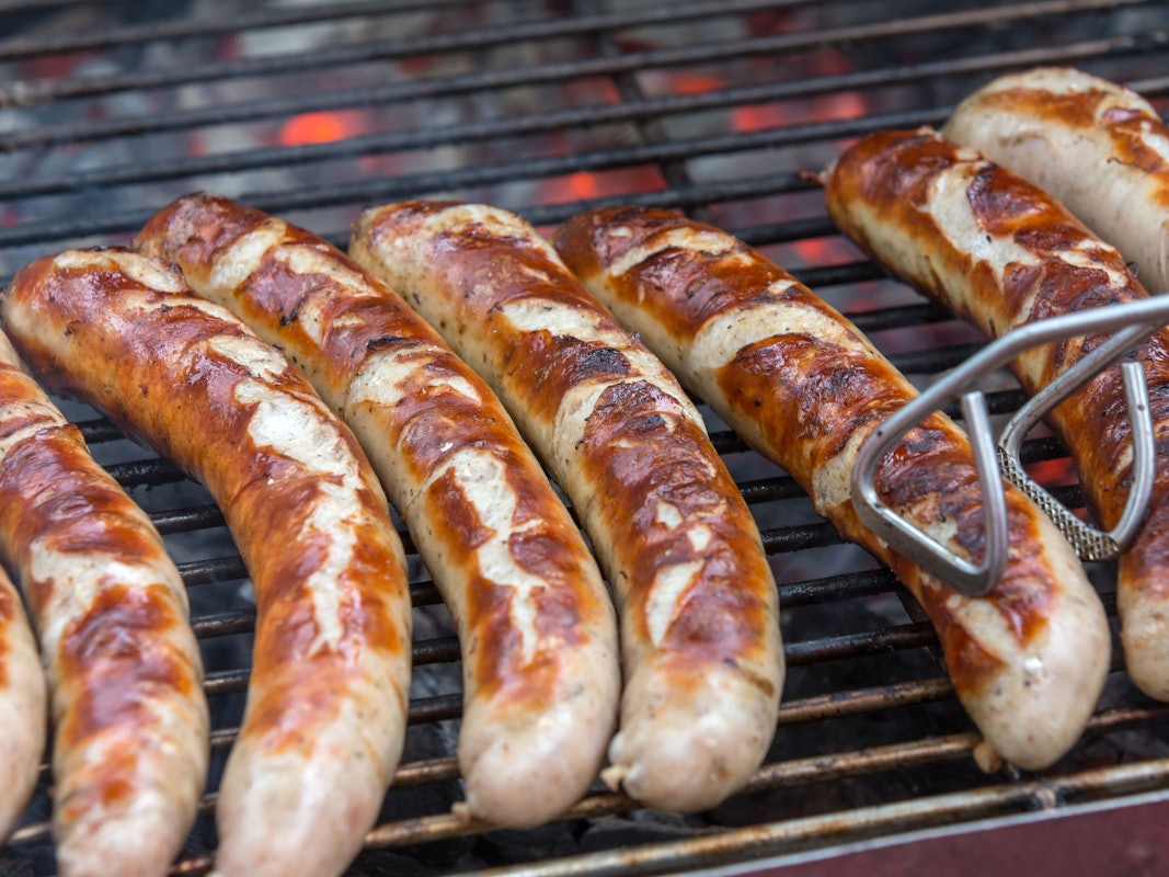 Der Bratwurst-Test hat ein ernüchterndes Ergebnis. Unser Foto zeigt Bratwürste, die auf einem Holzkohlegrill gewendet werden.