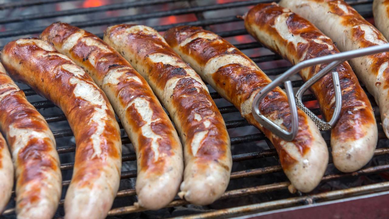Der Bratwurst-Test hat ein ernüchterndes Ergebnis. Unser Foto zeigt Bratwürste, die auf einem Holzkohlegrill gewendet werden.