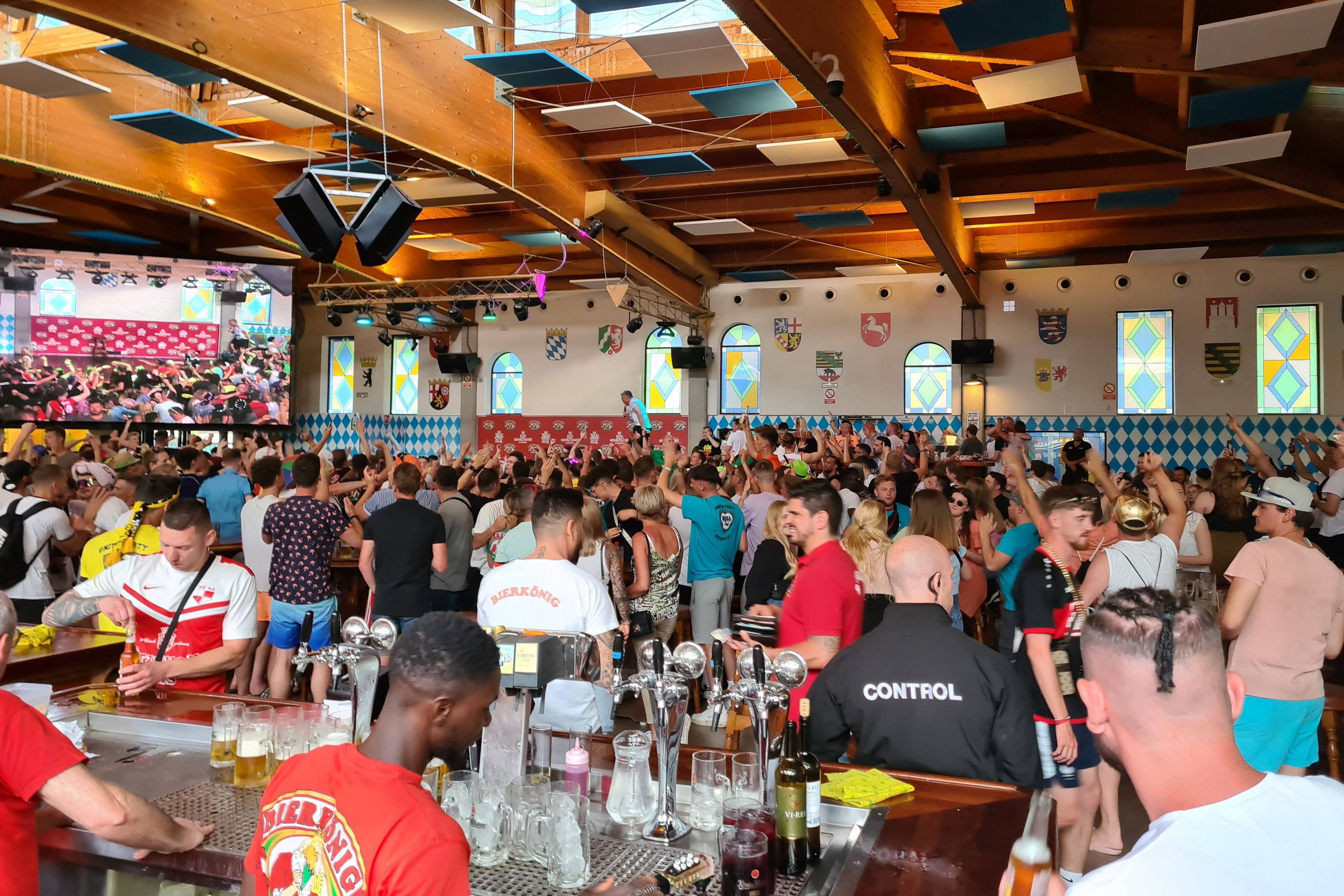 Das Partyvolk vergnügt sich im Bierkönig.