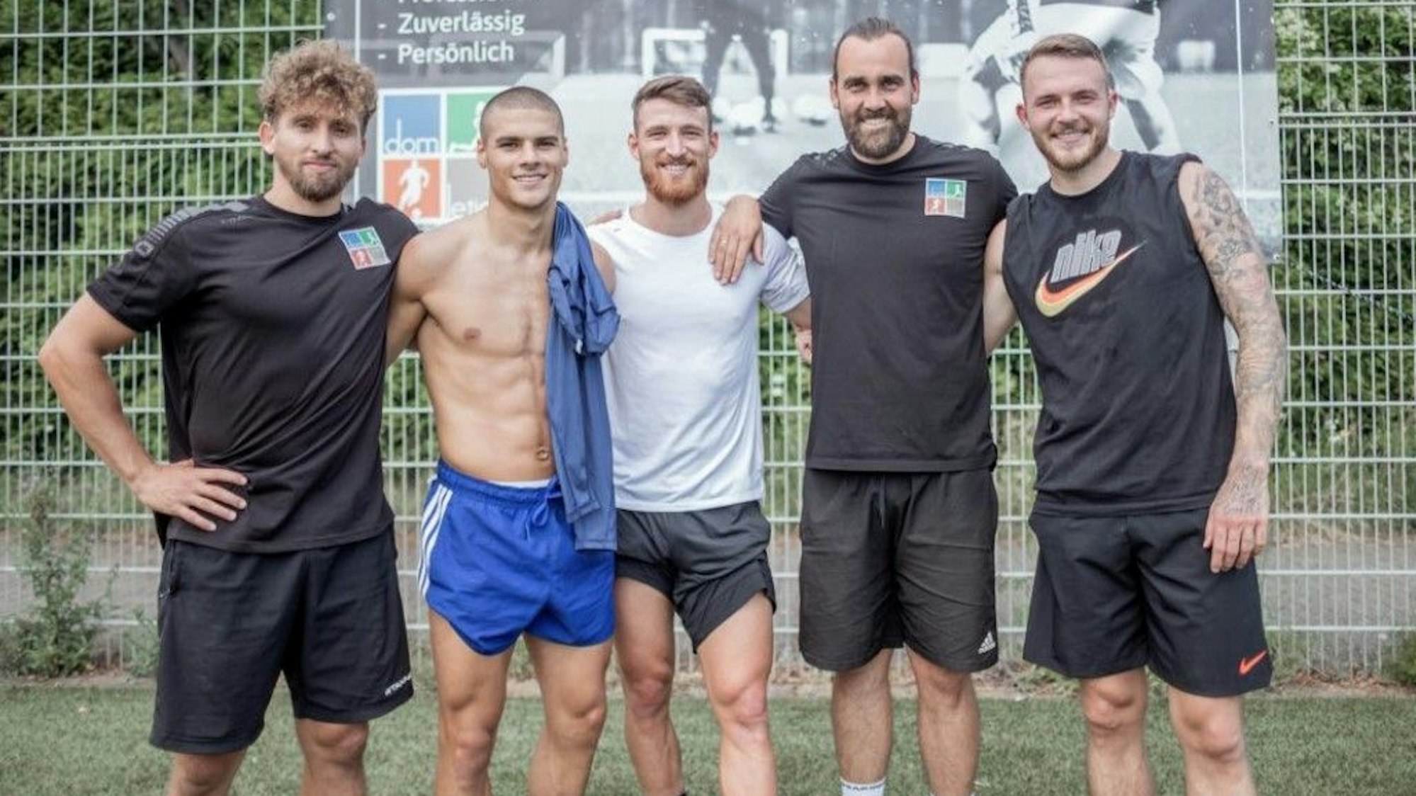 Die Ex-Kölner Jannes Horn (r.), Salih Özcan (M.) und Can Bozdogan (2.v.l.) mit den Personal-Trainern von Domletics