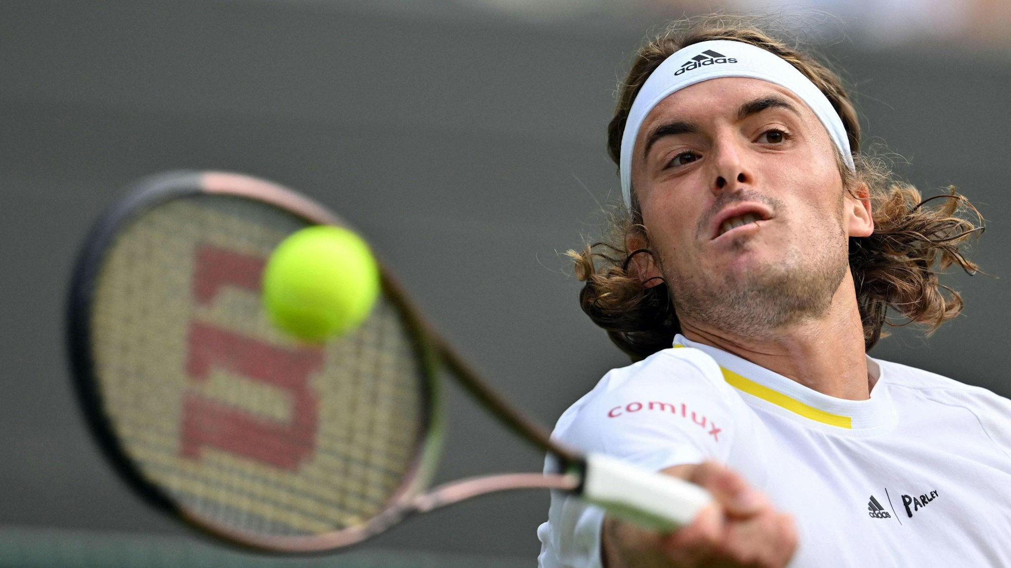 Stefanos Tsitsipas returniert einen Ball im Spiel gegen Nick Kyrgios